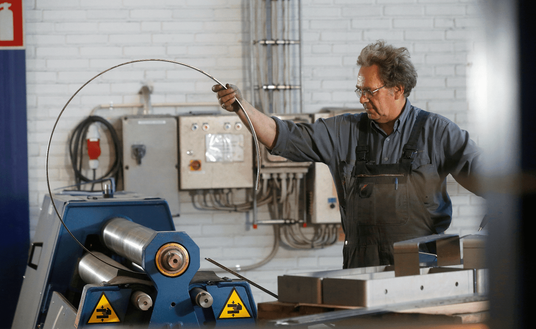 Pladebearbejdning og færdige emner med overfladebehandling